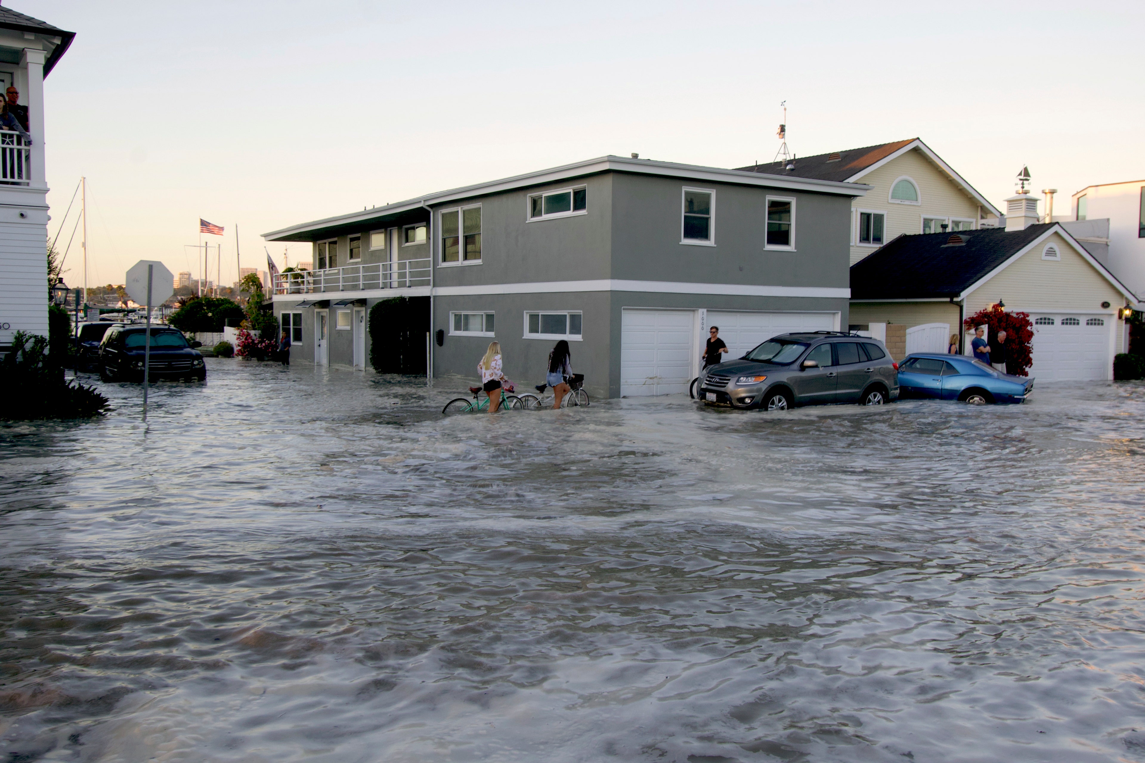 Newport Beach затопило — 100 000+ запросов