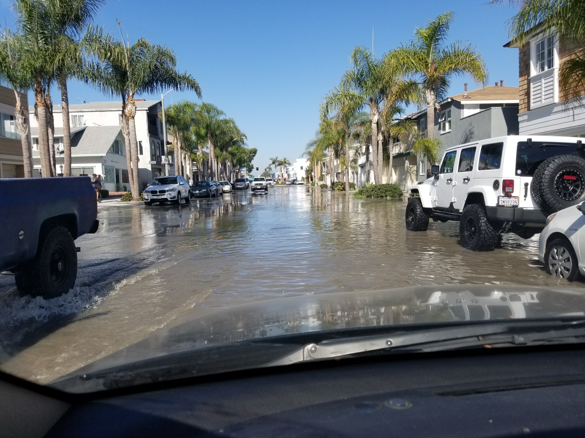 Дополнительная фотография к материалу «Newport Beach затопило — 100 000+ запросов»