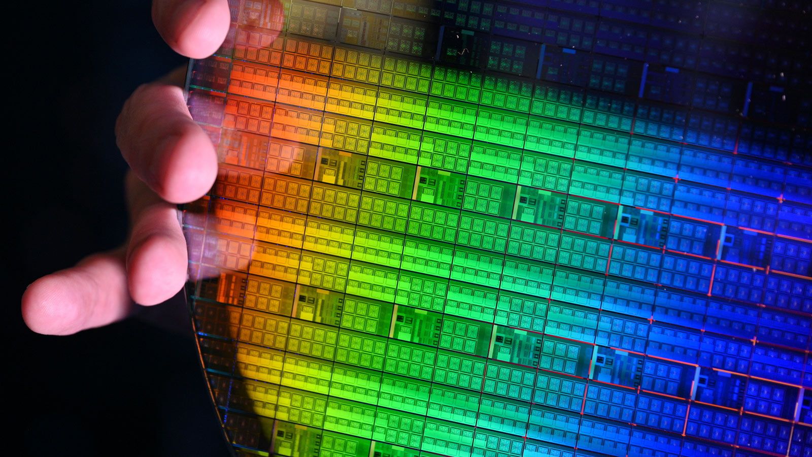 Главная фотография: Intel снова обещает всех догнать. Но только к 2028 году