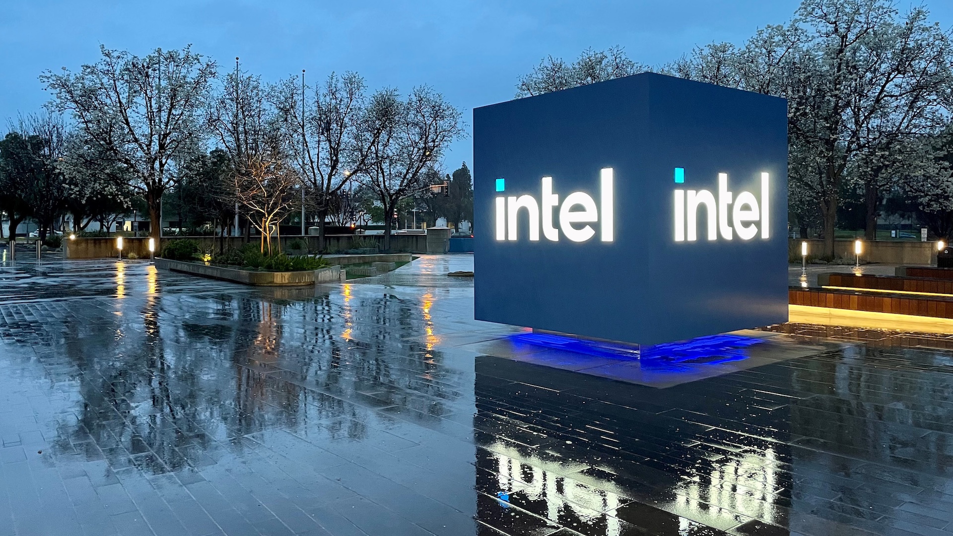 Дополнительная фотография к материалу «Intel снова обещает всех догнать. Но только к 2028 году»