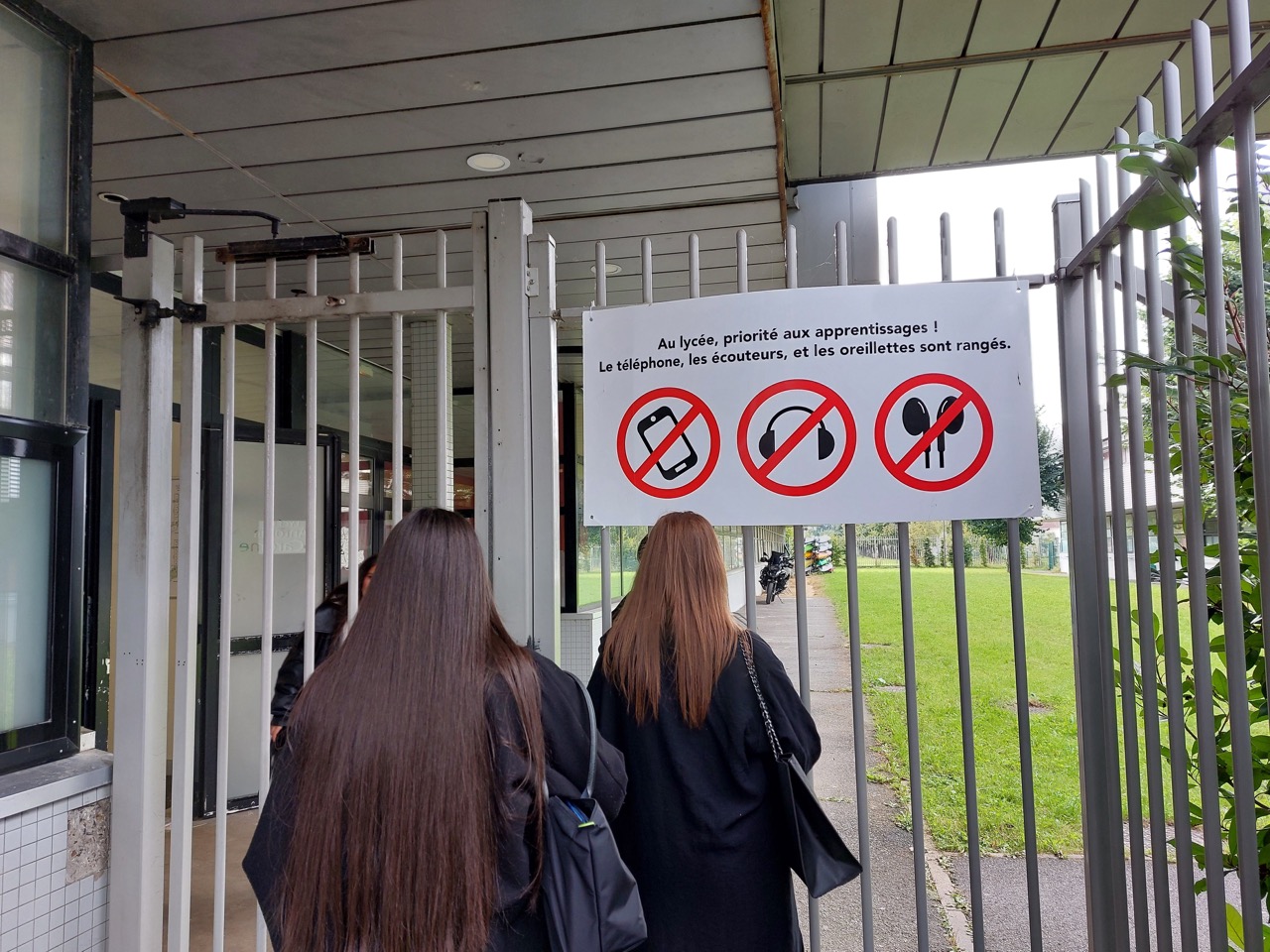 Франция запретила телефоны в школах